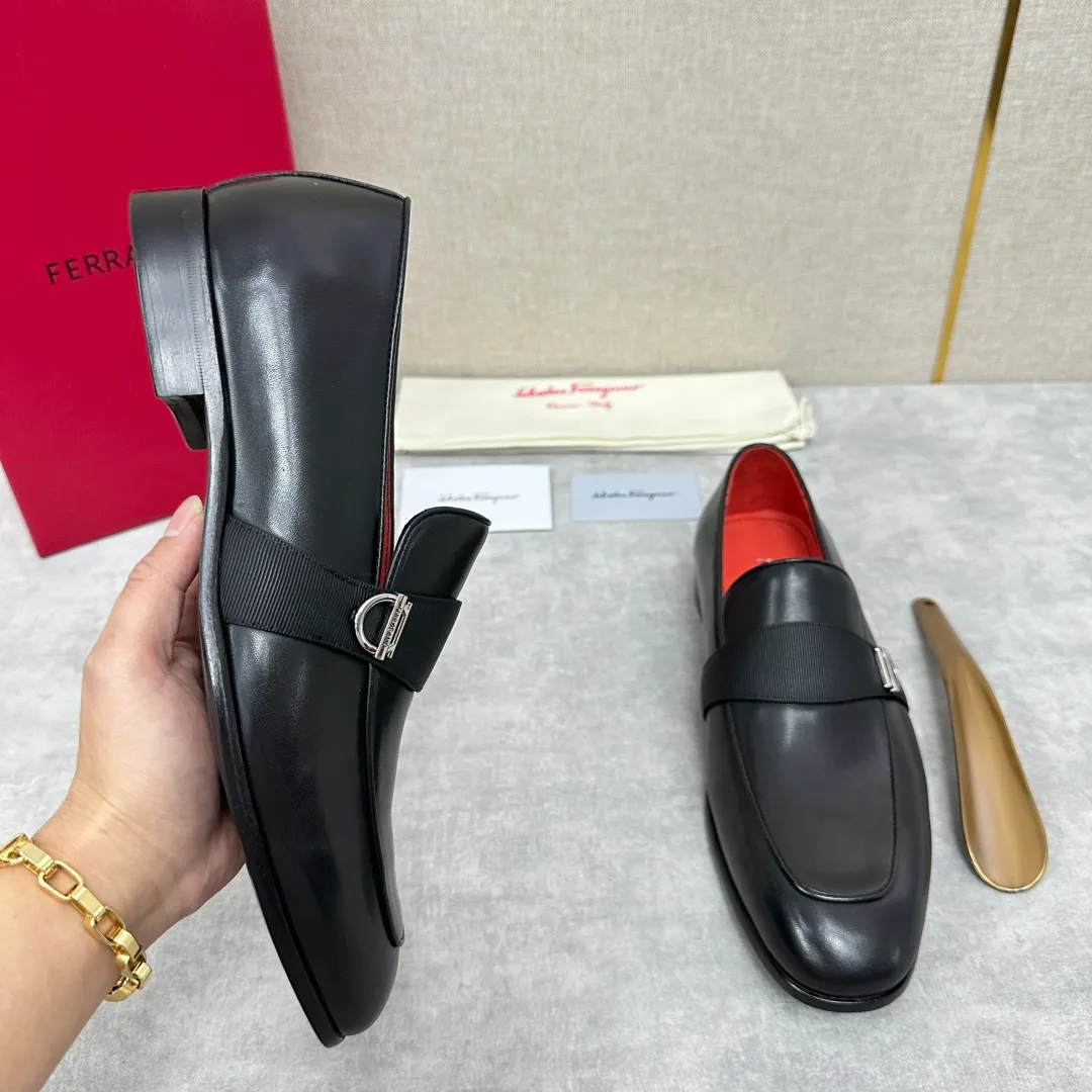 [Ferragamo] Top P: 960💰 Number of yards: 39~44 (38.45.46. Custom-made, non-refundable) Ferragamo** counters synchronize new models of men's loafers that can be worn casually or formally. The classic shape embodies the fashionable charm of formal wear, and the newly designed proportions are more modern. These loafers are made of imported open-edge beaded cowhide/fine calfskin/cow suede material. The upper is decorated with webbing, and the side is privately molded with silver Gancini buckles. The double stitching details add to the fashionable charm. Adopting a special "Original" structure and going through multiple processes, the soles are almost entirely handmade. Unique processing technology demonstrates exquisite craftsmanship. The original privately modeled genuine leather outsole is paired with a personalized rubber backing. It is comfortable, non-slip and wear-resistant. It can be worn as a slip-on. Exquisite hand-stitching. The workmanship is as fine as that of a store. The original color calfskin lining is sweat-absorbent, anti-odor, comfortable and breathable. The heel is also decorated with a rubber patch to perfectly improve the grip performance.